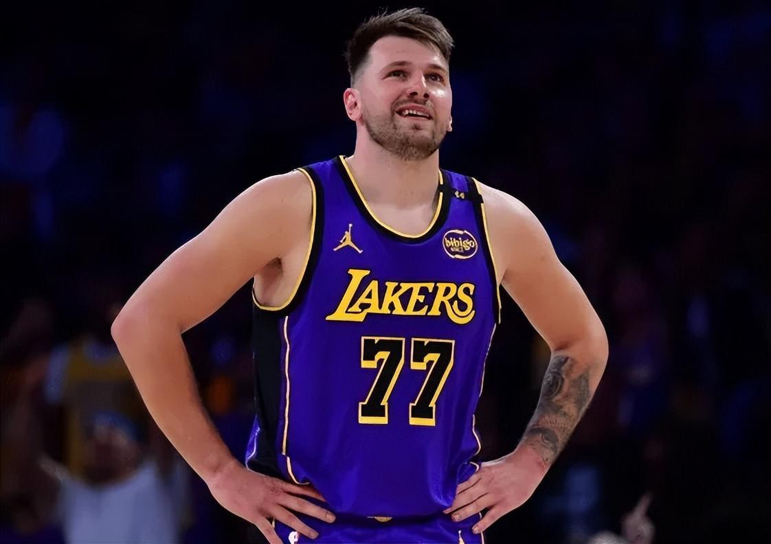 开云体育官网-湖人惨败黄蜂！东契奇+詹姆斯空砍68分，艾顿+替补全垮，防守为0