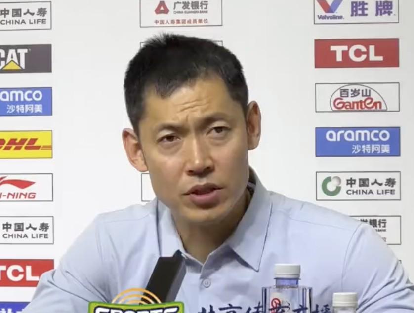 开云体育APP下载-张庆鹏：球队需要更多老将站出来，不要在困难的时候摇头放弃