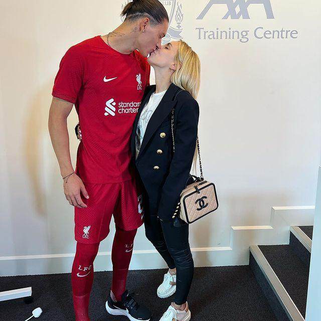 开云-达尔文女友31岁 为他生子 跟巴萨后卫结婚生过女