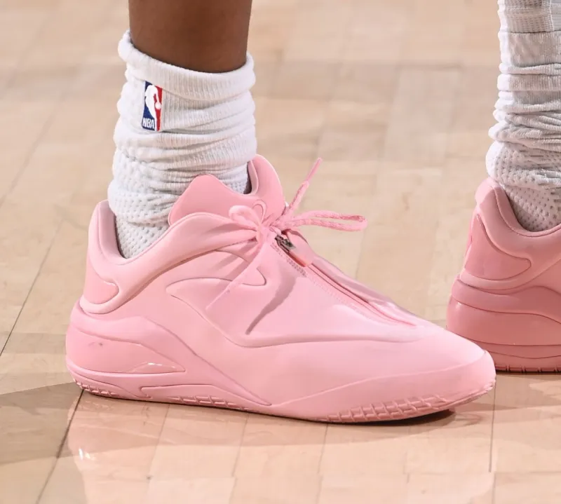 kaiyun-亚历山大穿着粉色Shai001,得到20分1篮板11助攻